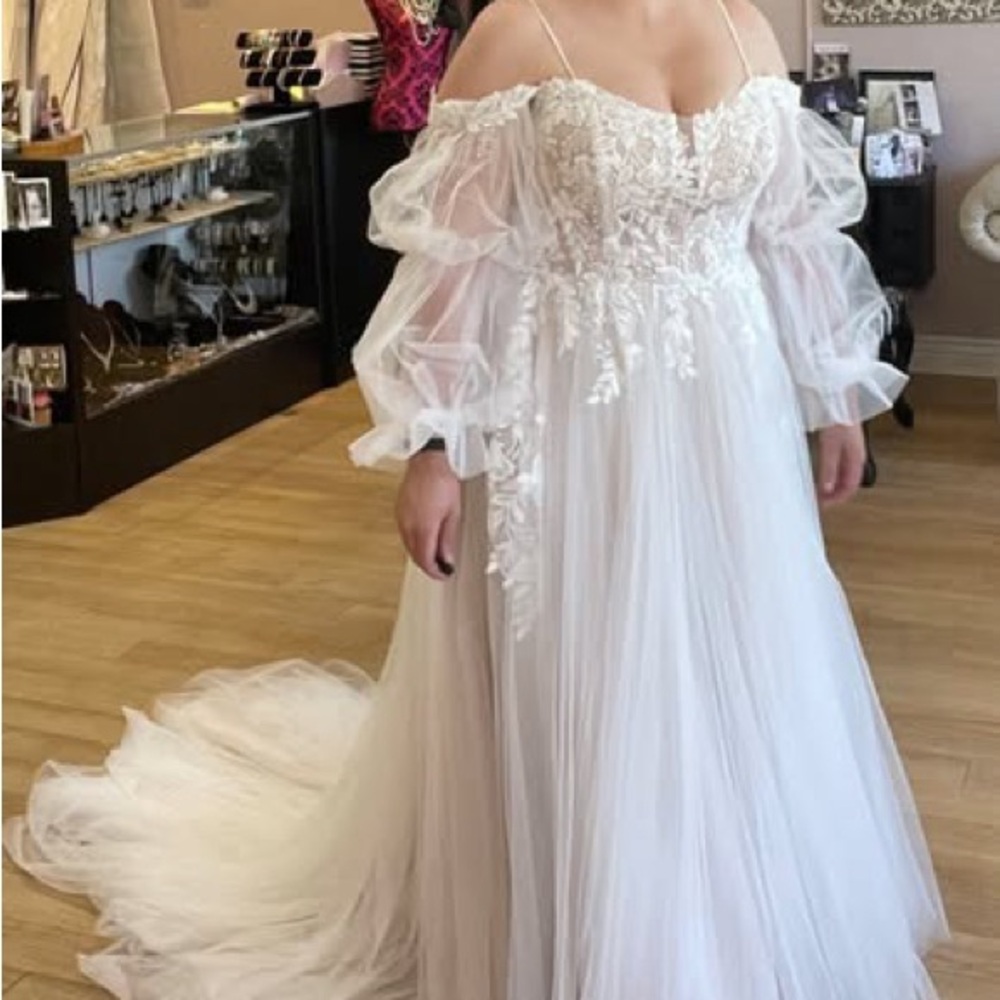 Boho Whimsical Wedding Dress, Size 18/16/14, Stella York, Optional Sleeves